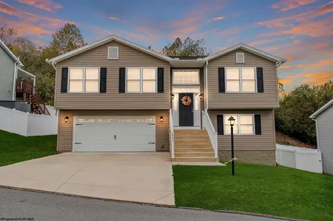 255 Woodbury Dr, Fairmont, WV 26554