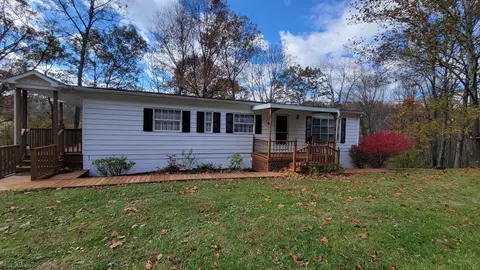 413 W Main St, Mannington, WV 26582