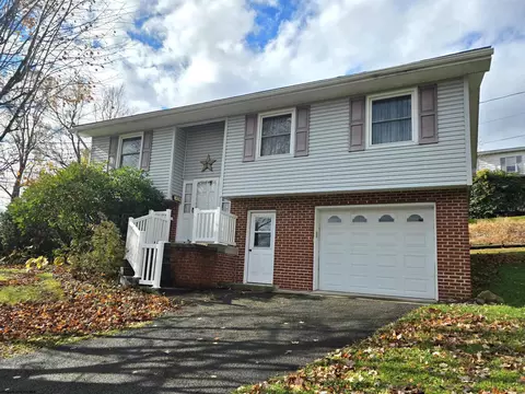 101 Dawn St, Kingwood, WV 26537