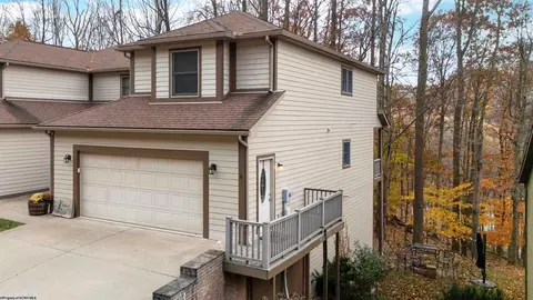 4 Oak Ridge Dr, Morgantown, WV 26508