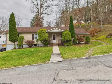 7 Hilltop Dr, Philippi, WV 26416