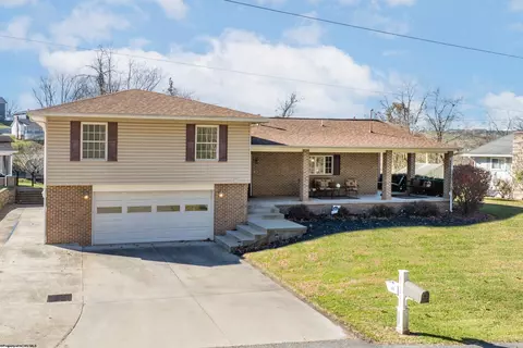 8 Alicia St, Westover, WV 26501