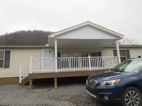 44 Fifth St, Hendricks, WV 26271