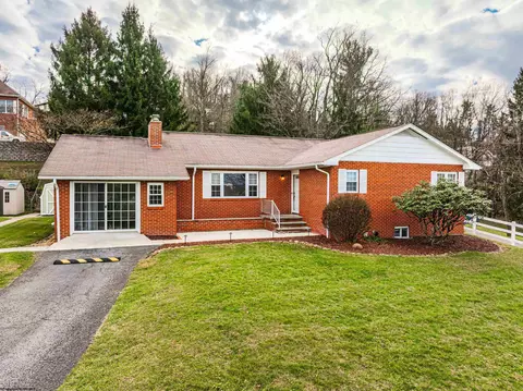 129 Lexington Ave, Westover, WV 26501