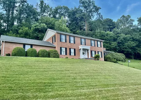 9 Greenview Dr, Fairmont, WV 26554