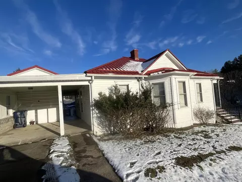 18 Walnut St, Flemington, WV 26347