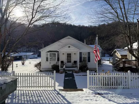 911 Crooked Run Rd, Clarksburg, WV 26301