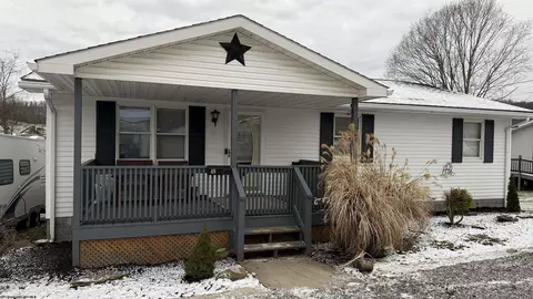 49 New York Ave, West Union, WV 26456