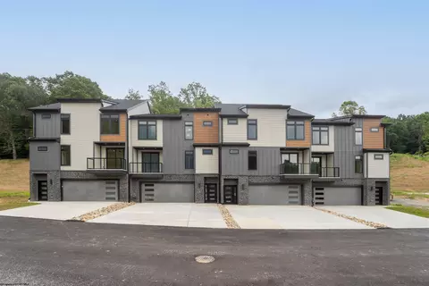 112 Tivoli Garden Dr, Morgantown, WV 26508