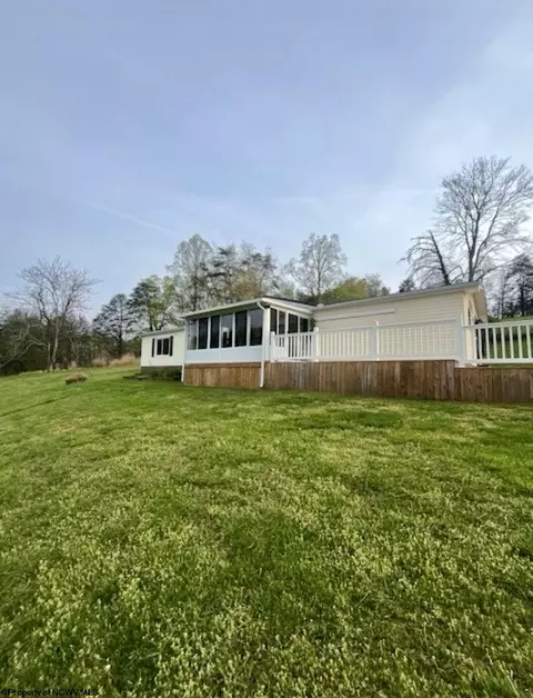 3091 State St, Gassaway, WV 26624
