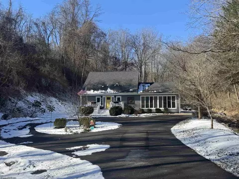 402 Nutter Run Rd, Clarksburg, WV 26301