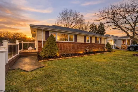 501 Willow Ln, Bridgeport, WV 26330