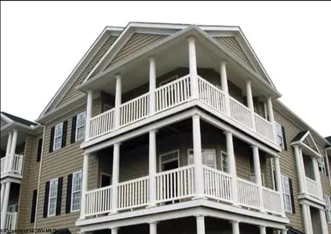 2225 Suncrest Village Dr, Morgantown, WV 26505