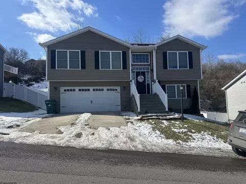 231 Woodbury Dr, Fairmont, WV 26554