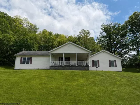 149 Glady Creek Dr, Fairmont, WV 26554