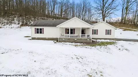 149 Glady Creek Dr, Fairmont, WV 26554