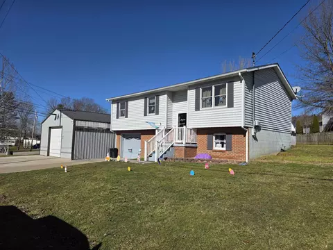 17 Hampton Dr, Lost Creek, WV 26385