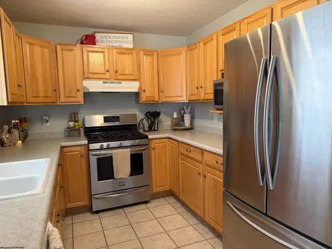 Kitchen - 27 Clear Spring Dr, Morgantown, WV 26508 photo 2 of 4
