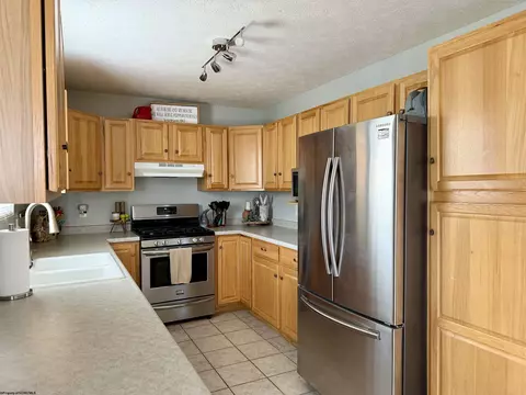 Kitchen - 27 Clear Spring Dr, Morgantown, WV 26508 photo 3 of 4