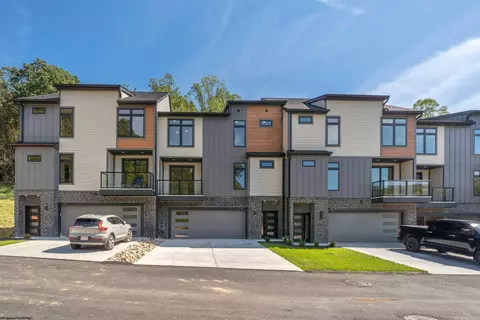 122 Tivoli Garden Dr, Morgantown, WV 26508
