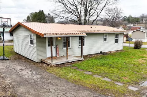 7 Everson Dr, Philippi, WV 26416