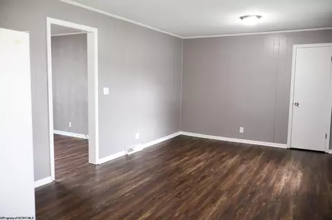 Living - 7 Everson Dr, Philippi, WV 26416 photo 2 of 4