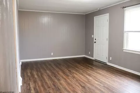 Living - 7 Everson Dr, Philippi, WV 26416 photo 3 of 4