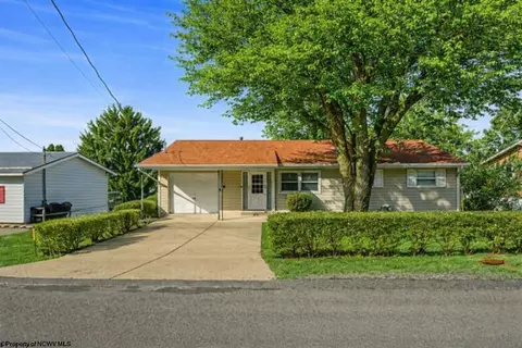 141 Estate Dr, Morgantown, WV 26508