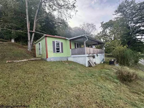 69 Jackson St, Weston, WV 26452
