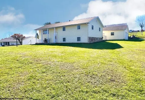 135 Haroldland Dr, Grafton, WV 26354