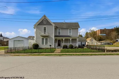 7 College St, Glenville, WV 26351