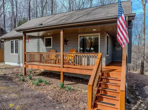 520 Hemlock Cir, Terra Alta, WV 26764