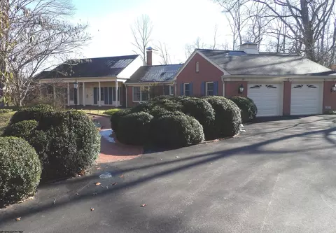 1067 Country Club Rd, Clarksburg, WV 26301