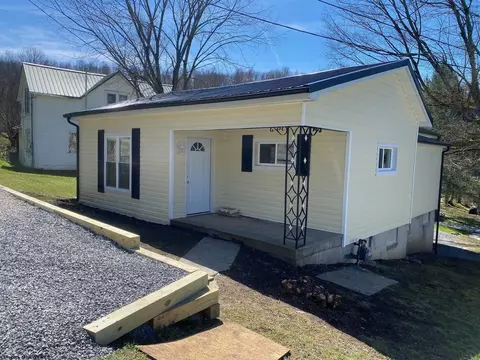 96 Jackson St, Junior, WV 26275