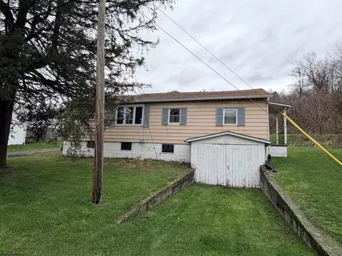 10 Center St, Rowlesburg, WV 26425