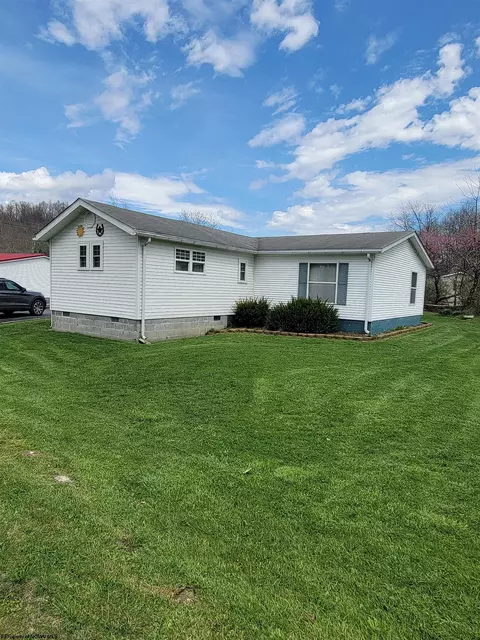 42 Gate Ln, Elkins, WV 26241