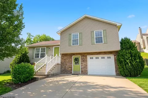 426 Oakmont Ct, Maidsville, WV 26541