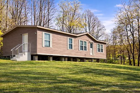84 Thorne Dr, Rivesville, WV 26588