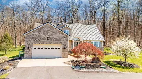 99 Jo Glen Dr, Morgantown, WV 26508