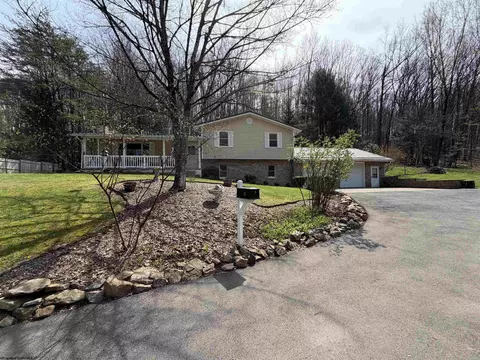 13 Gilbert St, Buckhannon, WV 26201