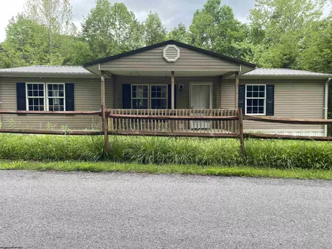 945 Pine Grove Rd, Fairmont, WV 26554