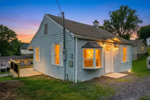 31 W 2nd St, Westover, WV 26501