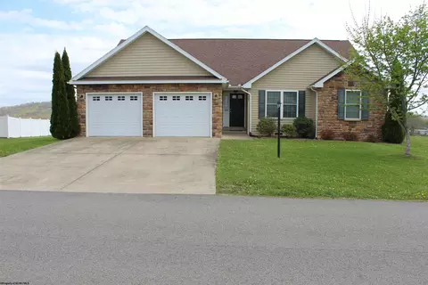 224 Meadow Ponds Ln, Maidsville, WV 26541