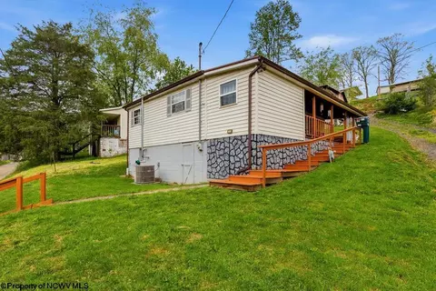115 Virginia St, Gassaway, WV 26624
