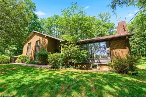 606 Poplar Woods Dr, Morgantown, WV 26505