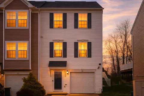 221 Birds Eye View Dr, Morgantown, WV 26501