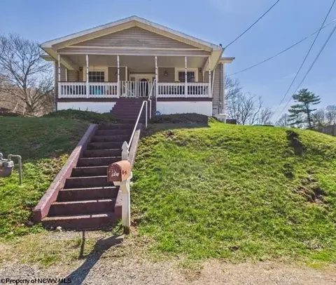 901 E Myles Ave, Pennsboro, WV 26415