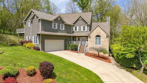 1020 Deerwood Dr, Morgantown, WV 26508