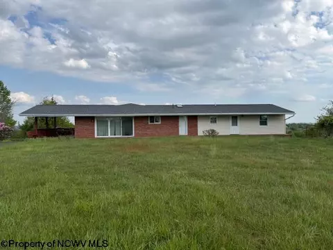 15 Pine Ridge Ln, Fairmont, WV 26554