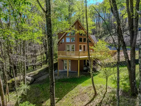 15 S Fern Ct, Terra Alta, WV 26764